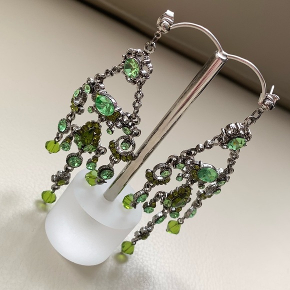 🆕🔥Spectacular Green Chandelier Sparkly Earrings - Picture 3 of 8